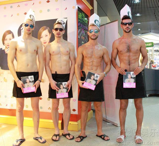 食色不分家!女主播新书发布邀外籍男模湿身站台 食色不分家!女主播新书发布邀外籍男模湿身站台