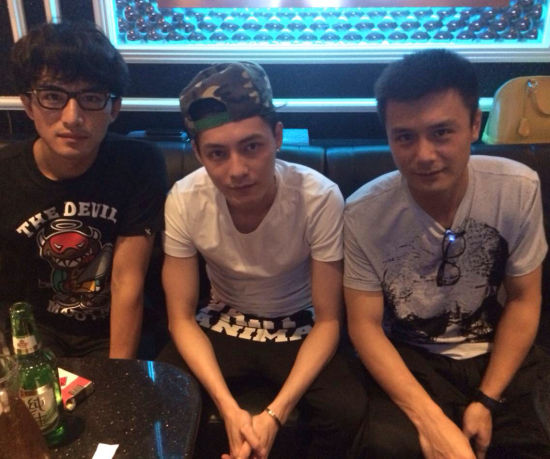 李立（右一）和好友聚会近照，撇清吸毒被抓传闻