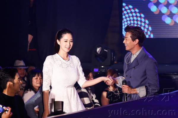  陈晓东爱妻产后首现身 送甜蜜亲脸合唱大晒恩爱 