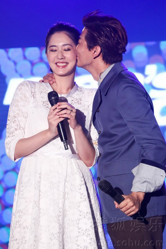  陈晓东爱妻产后首现身 送甜蜜亲脸合唱大晒恩爱 