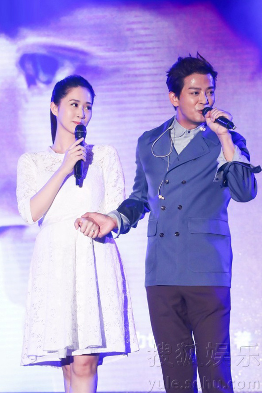  陈晓东爱妻产后首现身 送甜蜜亲脸合唱大晒恩爱 