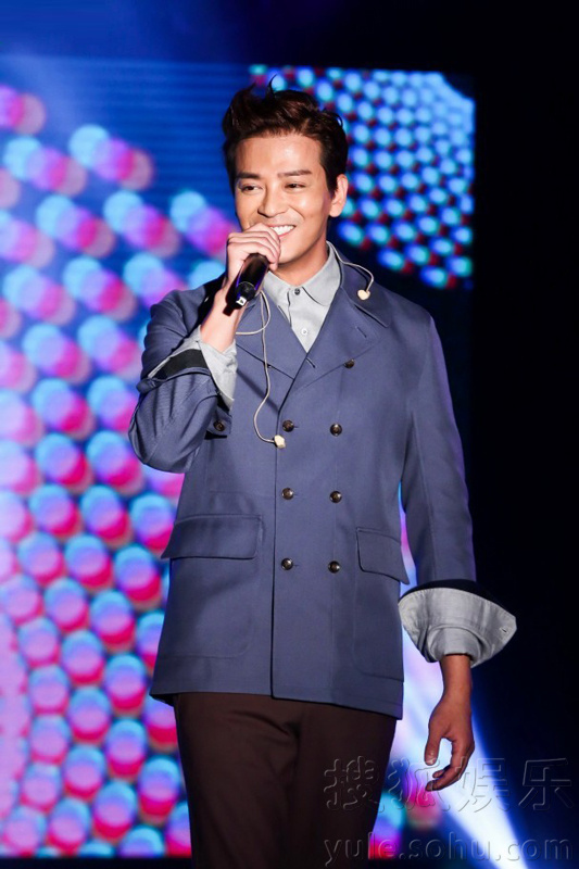  陈晓东爱妻产后首现身 送甜蜜亲脸合唱大晒恩爱 