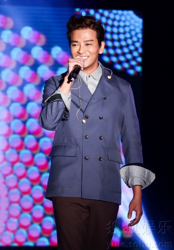  陈晓东爱妻产后首现身 送甜蜜亲脸合唱大晒恩爱 