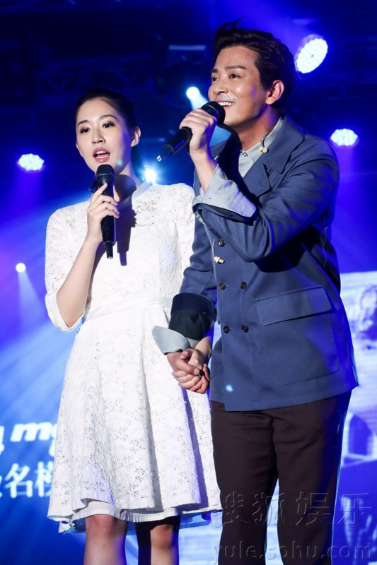  陈晓东爱妻产后首现身 送甜蜜亲脸合唱大晒恩爱 