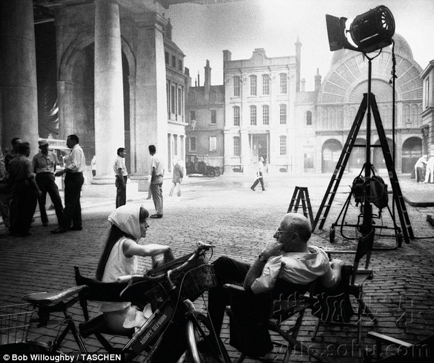   美国摄影师出版赫本照片集 大量幕后生活照曝光 