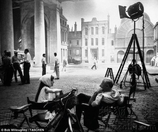   美国摄影师出版赫本照片集 大量幕后生活照曝光 