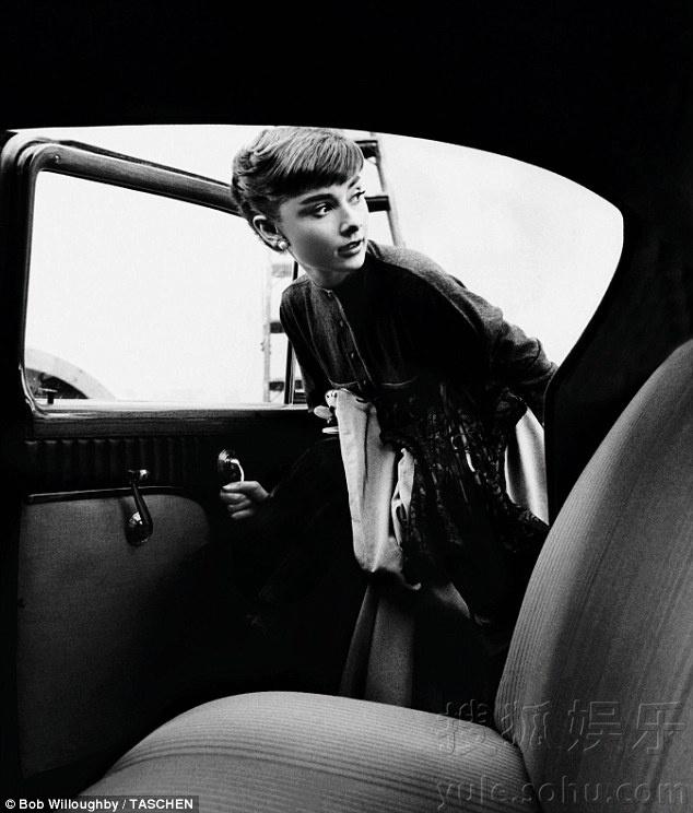   美国摄影师出版赫本照片集 大量幕后生活照曝光 