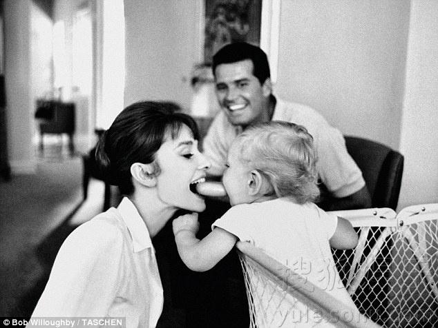   美国摄影师出版赫本照片集 大量幕后生活照曝光 