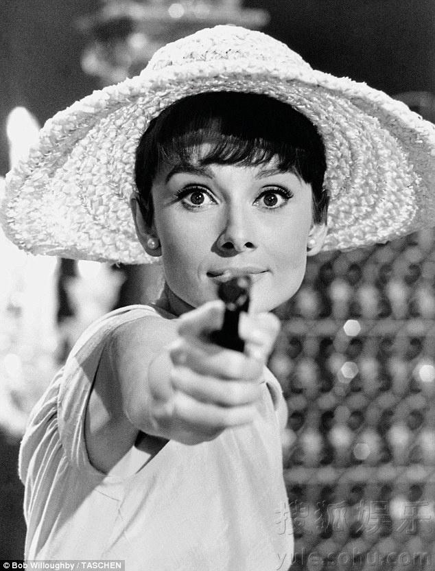   美国摄影师出版赫本照片集 大量幕后生活照曝光 