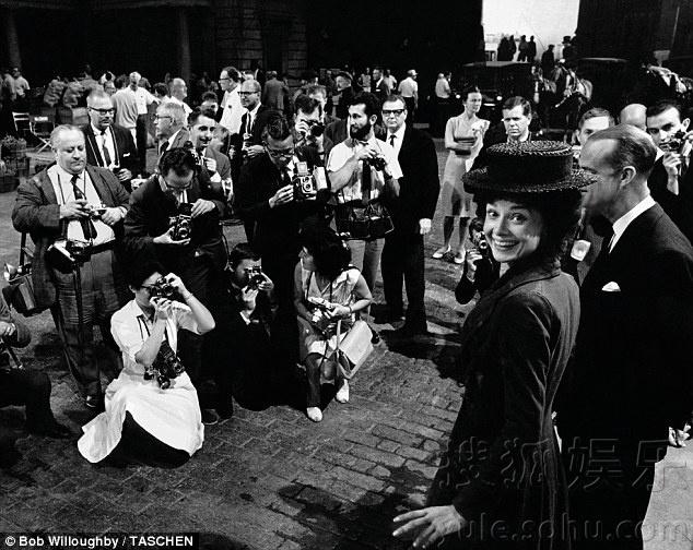   美国摄影师出版赫本照片集 大量幕后生活照曝光 