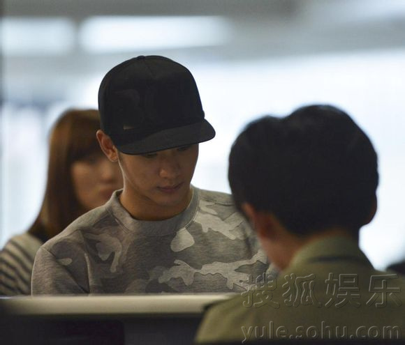  都叫兽来喽！金秀贤赴南京出席青奥会开幕式 