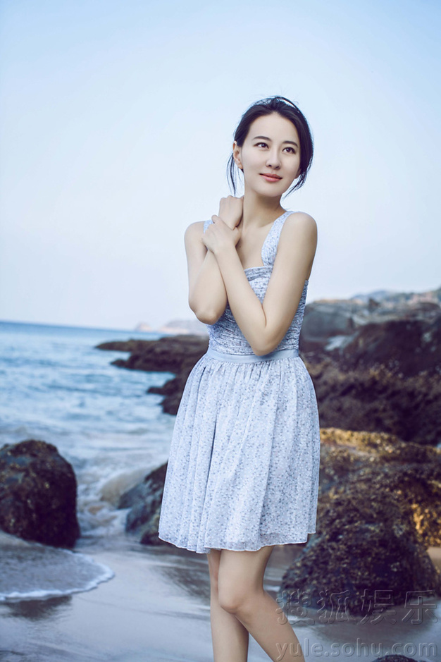 《邓小平》热播 王乐君海边写真玩转清新妩媚 