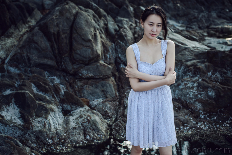 《邓小平》热播 王乐君海边写真玩转清新妩媚 