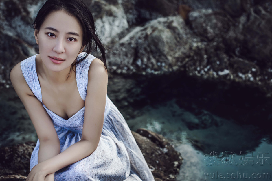 《邓小平》热播 王乐君海边写真玩转清新妩媚 