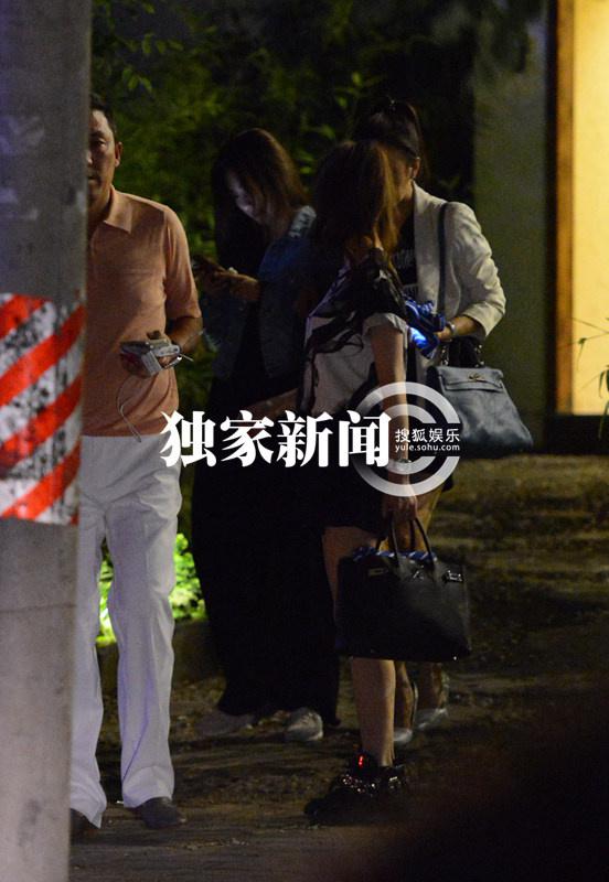 秦岚与刘芸斗酒 刘芸喝醉细心搀扶上车