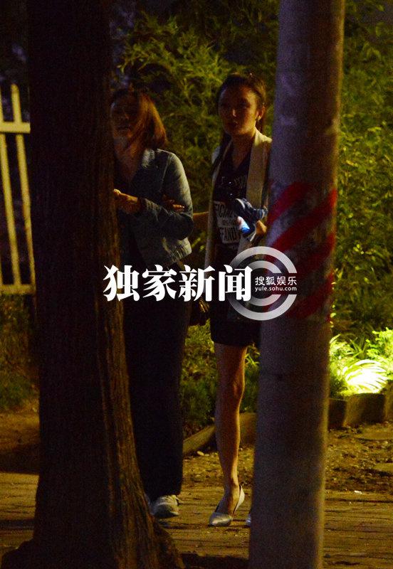 秦岚与刘芸斗酒 刘芸喝醉细心搀扶上车