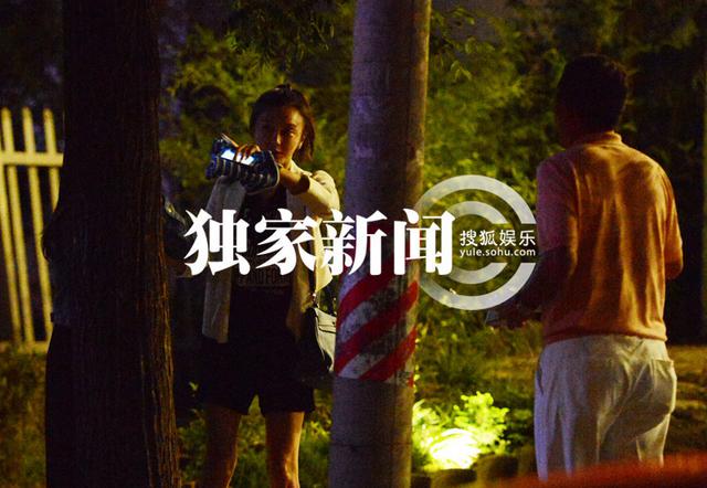 秦岚与刘芸斗酒 刘芸喝醉细心搀扶上车