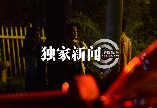 秦岚与刘芸斗酒 刘芸喝醉细心搀扶上车