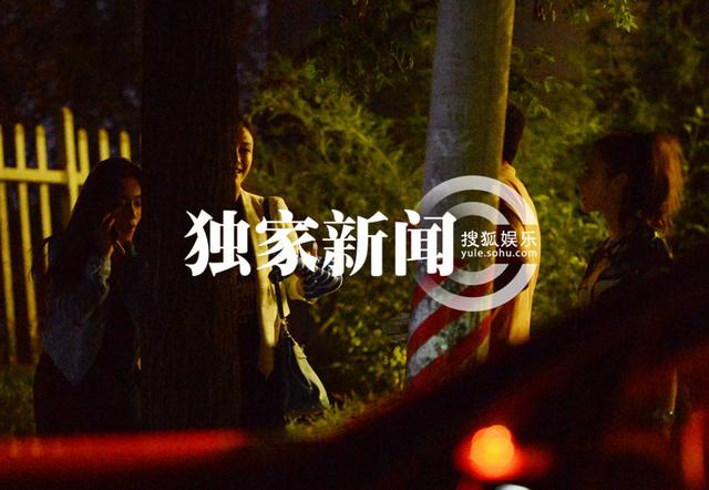 秦岚与刘芸斗酒 刘芸喝醉细心搀扶上车