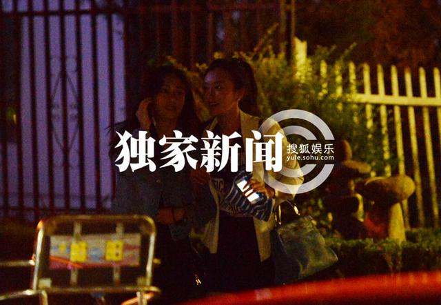 秦岚与刘芸斗酒 刘芸喝醉细心搀扶上车