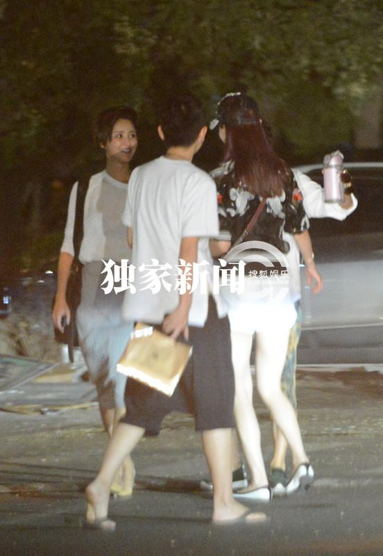 张歆艺与老公十指紧扣 共享浪漫晚餐