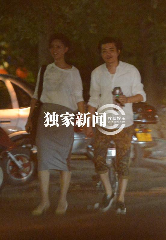 张歆艺与老公十指紧扣 共享浪漫晚餐