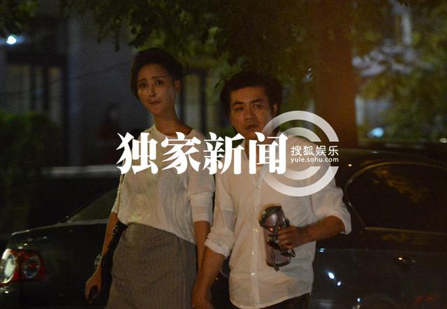 张歆艺与老公十指紧扣 共享浪漫晚餐