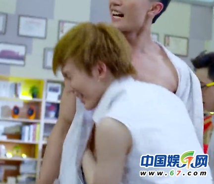 毕夏欲吻男神暧昧动人 梁君诺摸同性腹肌毁三观