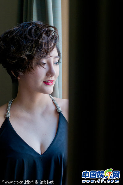 超女王梓整容后穿低胸裙首露面花60万买自信