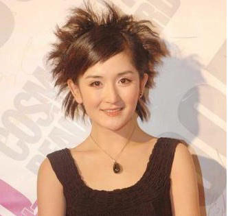 出席红毯的造型是这样