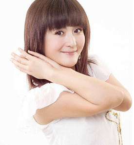 造型也变成了齐刘海