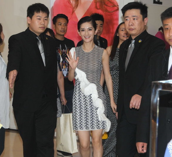 谢娜商场捞金脸泛油光 获多位保镖护送排场大