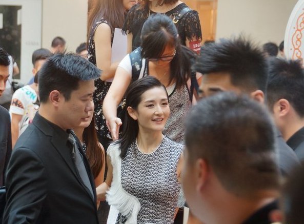 谢娜商场捞金脸泛油光 获多位保镖护送排场大