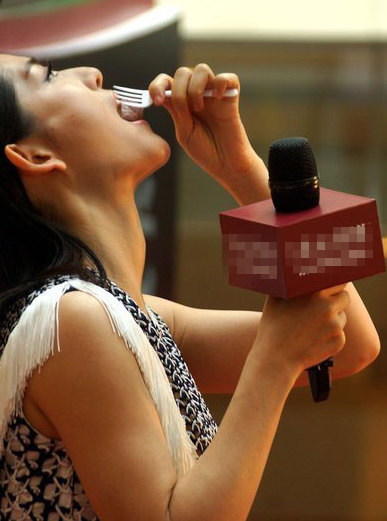 谢娜贪吃不顾形象 眼角露鱼尾纹青春不再