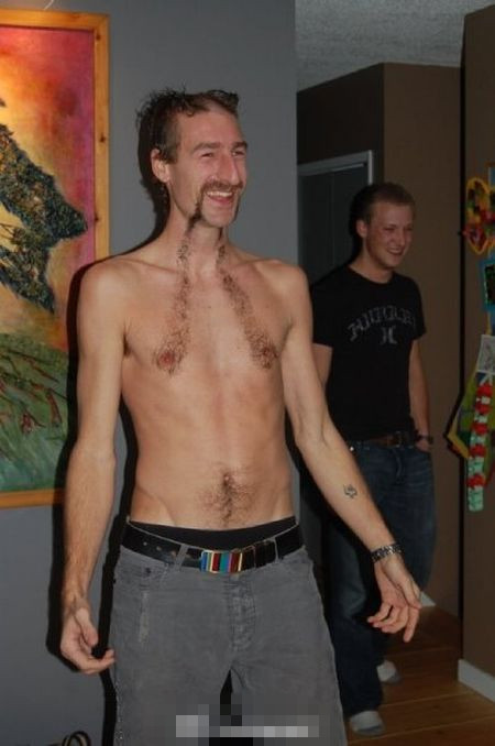 胸毛比基尼大赛创意十足