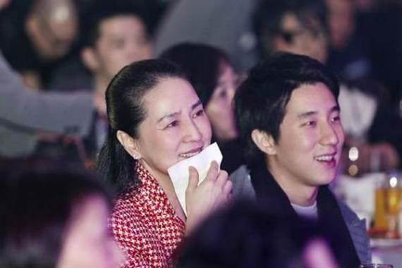 揭秘房祖名吸毒“自毁”：龙太子从小缺父爱