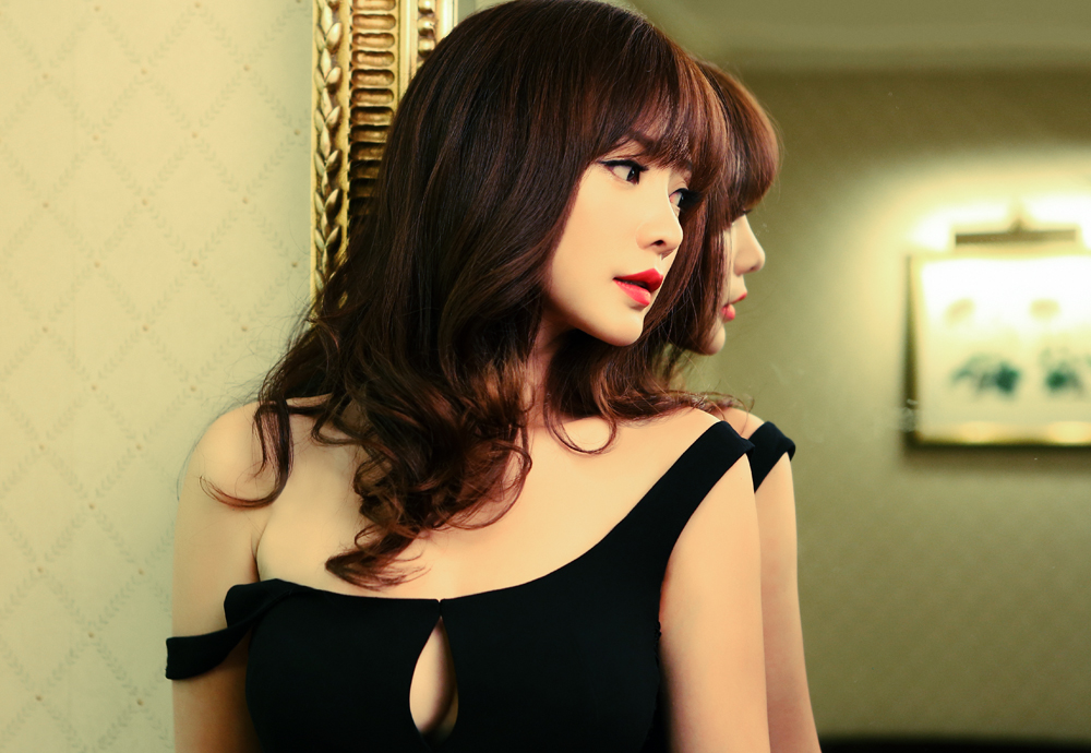 柳岩登《时尚先生》复古性感写真 御姐范趴床高贵魅惑