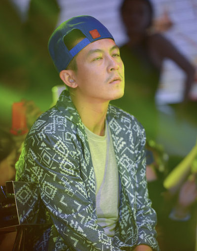 陈冠希夜店10分钟吸金50万 神情迷离眼神放空