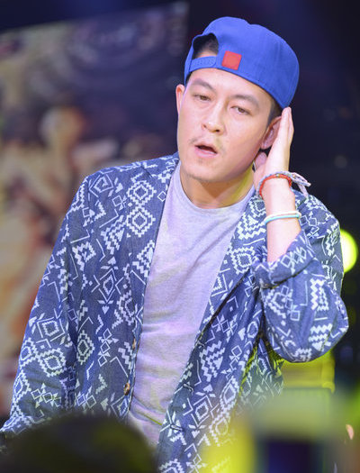 陈冠希夜店10分钟吸金50万 神情迷离眼神放空