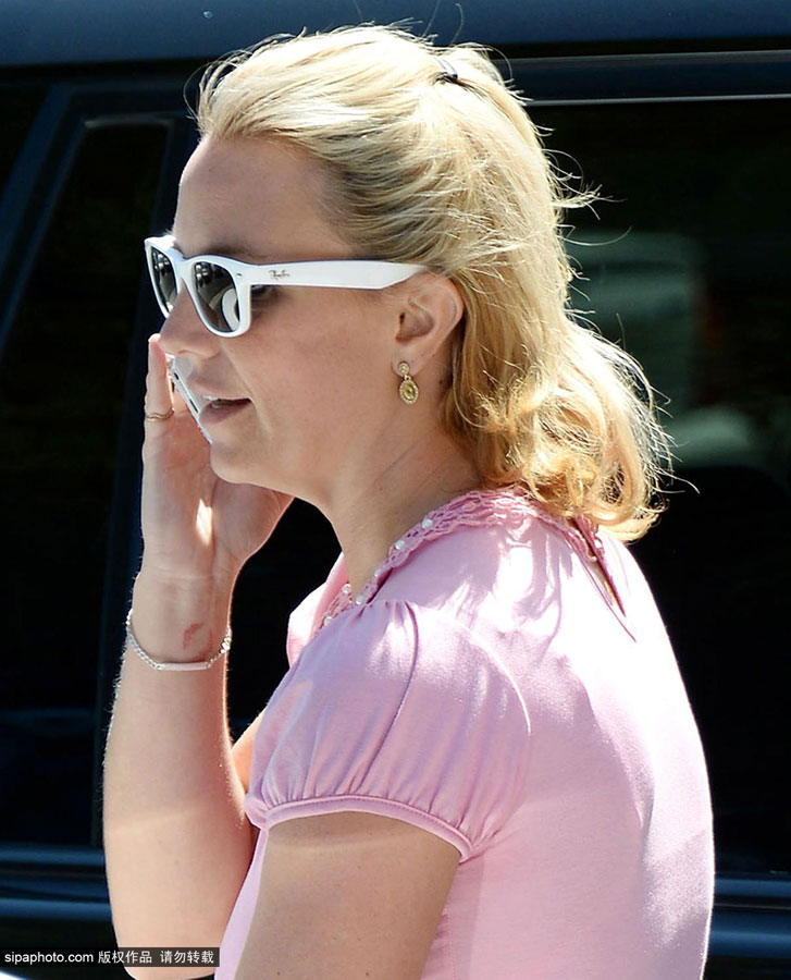 布兰妮出街 胸部下垂腹部赘肉明显