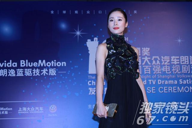 华鼎奖红毯:郑爽脸歪嘴斜难敌江一燕清秀 佟丽娅俏皮作揖