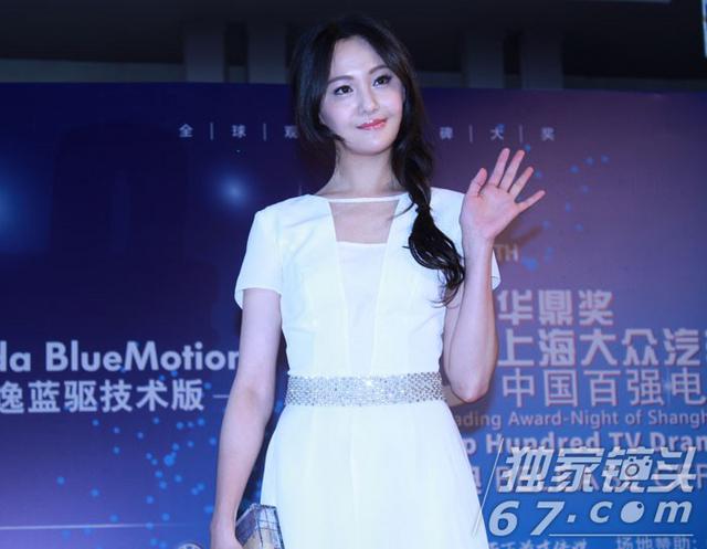 华鼎奖红毯:郑爽脸歪嘴斜难敌江一燕清秀 佟丽娅俏皮作揖