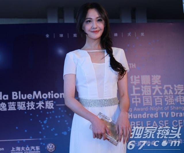 华鼎奖红毯:郑爽脸歪嘴斜难敌江一燕清秀 佟丽娅俏皮作揖