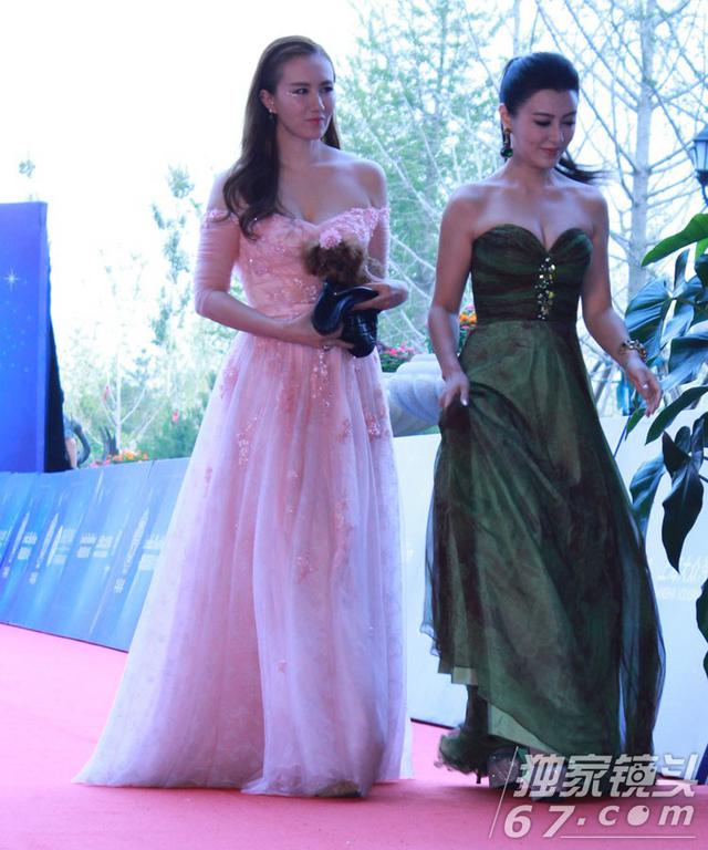 华鼎奖红毯:郑爽脸歪嘴斜难敌江一燕清秀 佟丽娅俏皮作揖