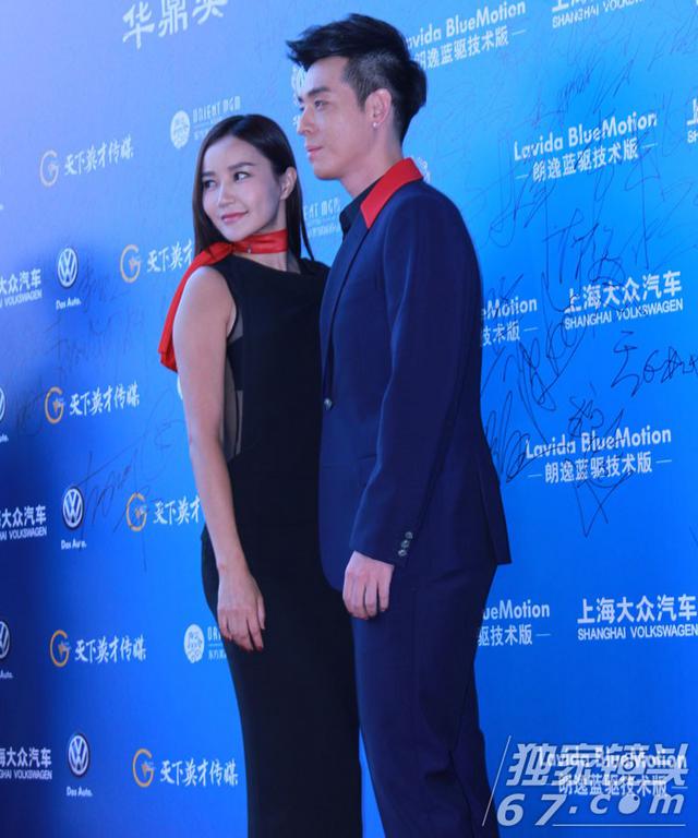 华鼎奖红毯:郑爽脸歪嘴斜难敌江一燕清秀 佟丽娅俏皮作揖