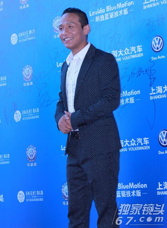 华鼎奖红毯:郑爽脸歪嘴斜难敌江一燕清秀 佟丽娅俏皮作揖