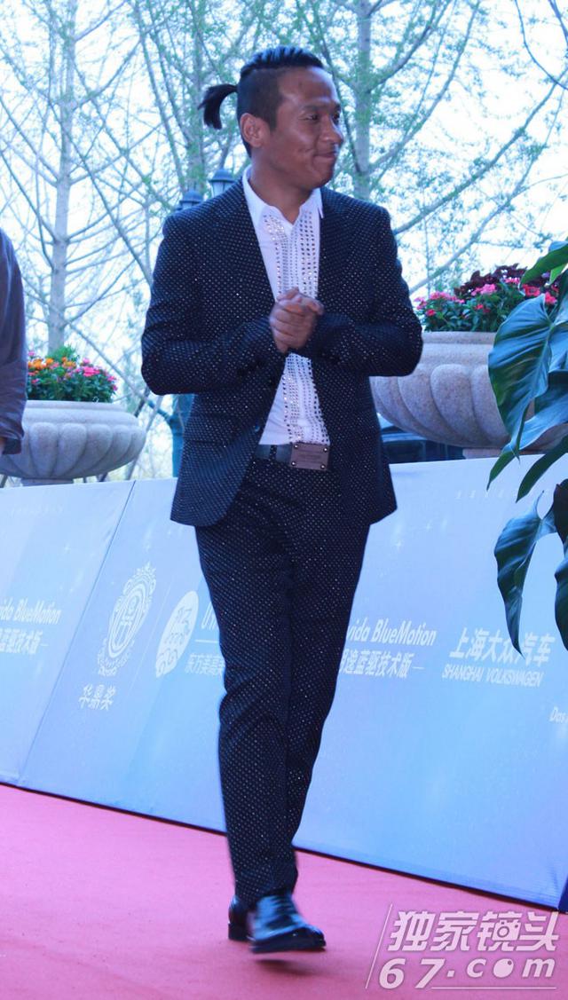 华鼎奖红毯:郑爽脸歪嘴斜难敌江一燕清秀 佟丽娅俏皮作揖