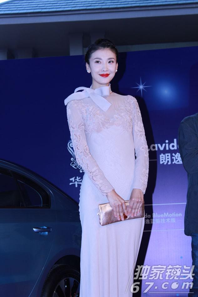 华鼎奖红毯:郑爽脸歪嘴斜难敌江一燕清秀 佟丽娅俏皮作揖