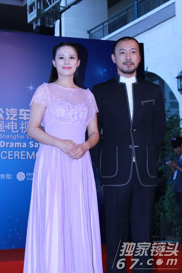 华鼎奖红毯:郑爽脸歪嘴斜难敌江一燕清秀 佟丽娅俏皮作揖