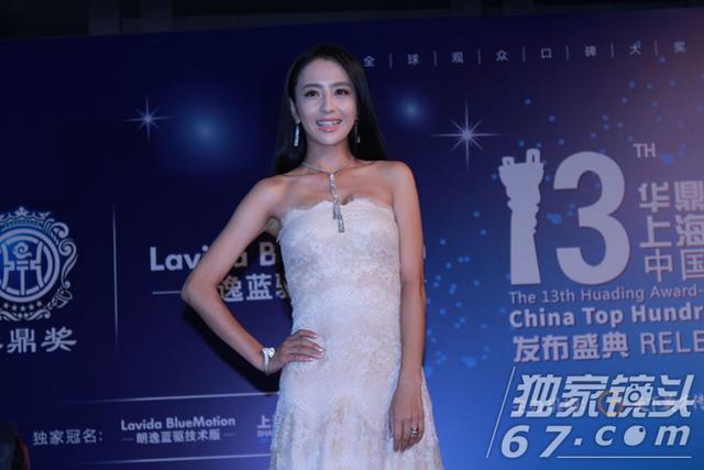 华鼎奖红毯:郑爽脸歪嘴斜难敌江一燕清秀 佟丽娅俏皮作揖